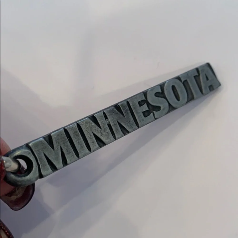 💐5/25 Minnesota silver tone key chain spell out